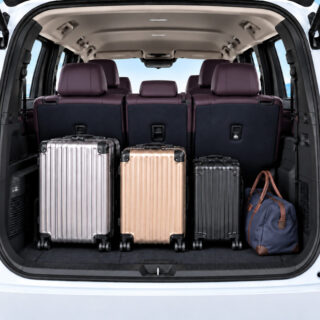 プラムレザーの高級ミニバン荷室